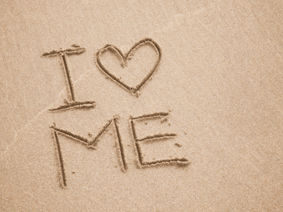 I love me in den Sand geschrieben