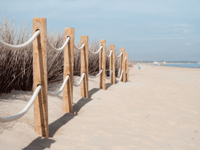 Der Zaun am Strand ist eine Abgrenzung.